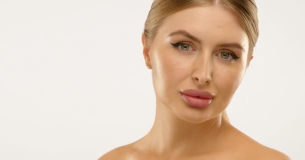 Modelka Pięknymi Oczami Wielkimi Ustami Aparatu Pokazuje Usta Operacji Plastycznej — Wideo stockowe