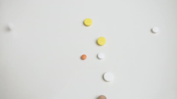 다양한 모양과 색상으로 샤워하는 테이블의 매혹적인 약물과 건강의 복잡성을 생생한 — 비디오