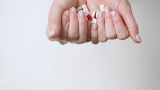 Dvě Ruce Rozvinou Rámu Odhaluje Množství Různých Pilulek Dlaních Bílém — Stock video
