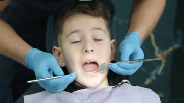 Mužský Zubař Lékařských Rukavicích Maska Kontroluje Stav Zubů Mladého Statečného — Stock video