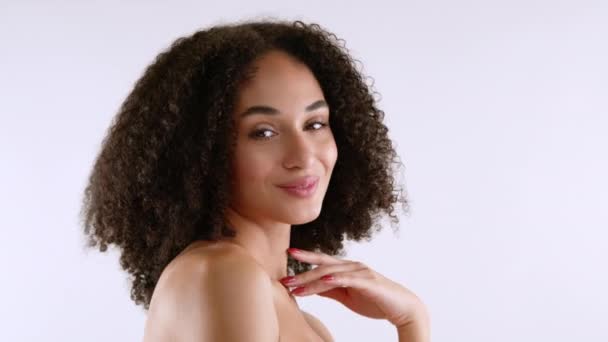 Porträt Einer Sexy Dame Mit Gemischter Rasse Die Die Ferne — Stockvideo