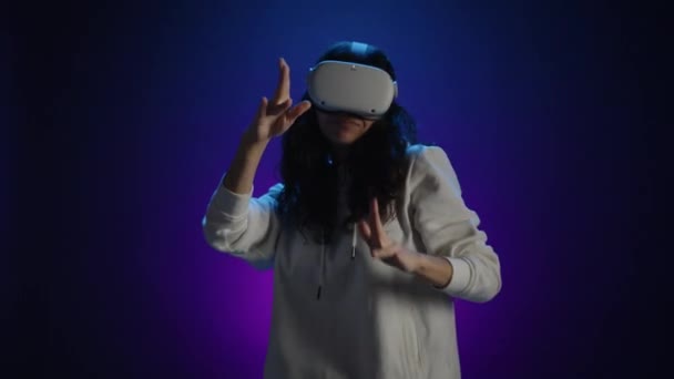 Uma Garota Óculos Realidade Virtual Está Dançando Alegremente Ela Está — Vídeo de Stock
