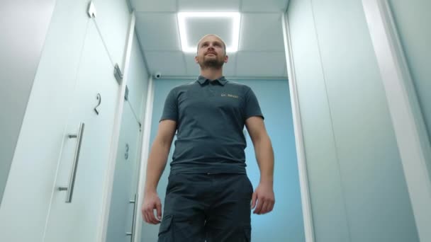 Snygg Atletisk Manlig Tandläkare Med Lätt Rakning Grå Shirt Och — Stockvideo