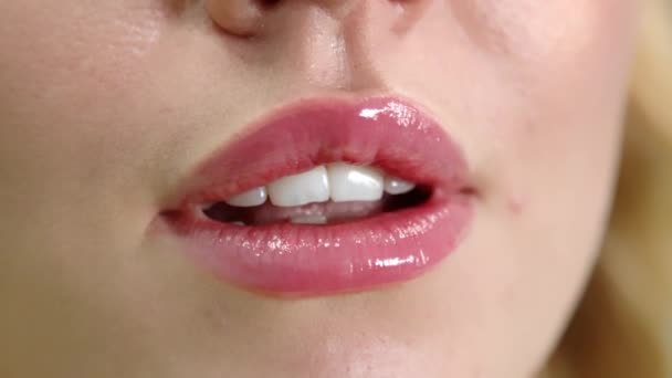 Glad Leende Kvinna Med Vackra Friska Raka Tänder Efter Tandingrepp — Stockvideo