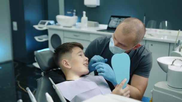 Junge Patientin Mit Zahnschmerzen Die Den Mund Weit Öffnet Und — Stockvideo