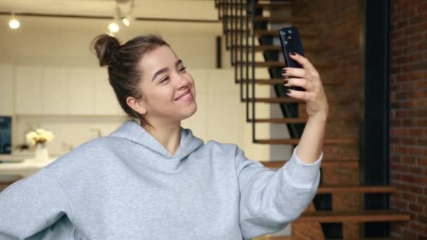 Fată Atractivă Într Hanorac Gri Apel Video Smartphone Este Foarte — Videoclip de stoc