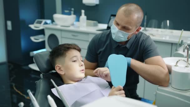 Jeune Expert Dentaire Masque Médical Gants Latex Consultation Jeune Garçon — Video
