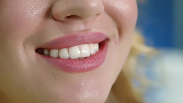 Nahaufnahme Der Schönen Weißen Geraden Zähne Einer Jungen Frau Frau — Stockvideo