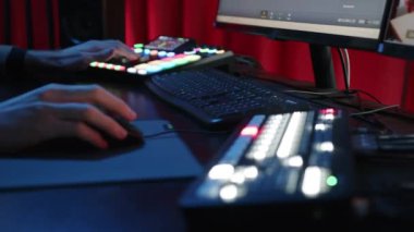 KYIV, UKRAINE, 2 Aralık 2023. Bir klavye ve profesyonel video kayıt kontrol panelleri içeren bir masaüstü. Video konsolundaki el değiştirme düğmelerine yakın çekim.