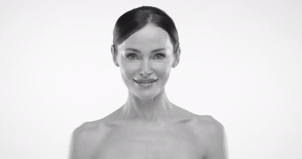 Immagine Bianco Nero Una Donna Graziosa Con Sorriso Raggiante Trasudante — Video Stock