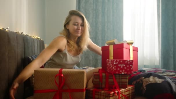 Aydınlık Bir Odada Mutlu Bir Kadın Noel Hediyesi Için Bayram — Stok video