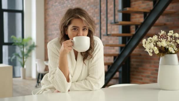 Uma Jovem Mulher Atraente Manto Branco Apartamento Elegante Tomando Café — Vídeo de Stock