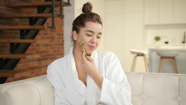 Eine Junge Frau Weißen Bademantel Findet Bei Ihrer Hautpflege Mit — Stockvideo