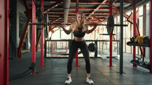 Atletik Bir Kız Spor Kıyafetleri Açık Renkli Spor Ayakkabıları Giymiş — Stok video