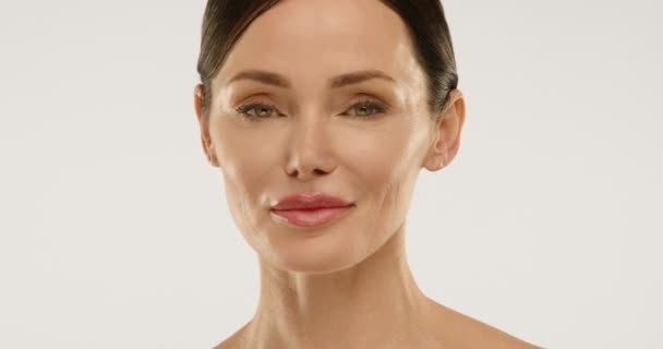 Yaşın Üzerinde Çekici Bir Kadının Mükemmel Cildini Güzel Beyaz Dişlerini — Stok video