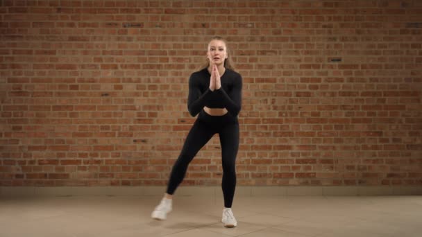 Fitness Trainer Performing Squat Toe Tap Exercise Girl Dressed Black — Stock Video