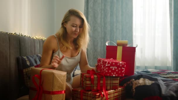 Veselá Žena Obklopená Štědrou Odměnou Vánočních Dárků Dychtivě Drží Malý — Stock video