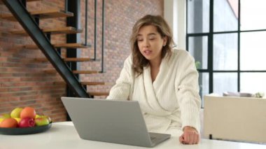 Bir kız bilgisayarındaki video görüşmesi sırasında tartışıyor. O, güzel bir çatı katında büyük pencereli bir oturma odasında oturuyor. Kırmızı 8K RAW.