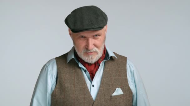 Homme Âge Moyen Tweed Avec Écharpe Rouge Hoche Tête Avec — Video
