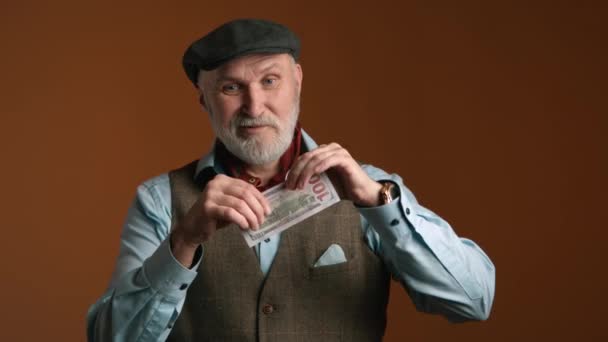 Pensionista Con Chaleco Sombrero Negro Rompe Dramáticamente Billete Cien Dólares — Vídeos de Stock