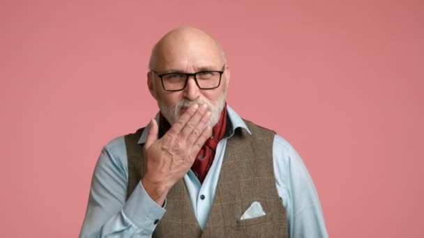 Sakallı Gözlüklü Yakışıklı Yaşlı Bir Adam Elleriyle Kalp Şekli Yapıyor — Stok video
