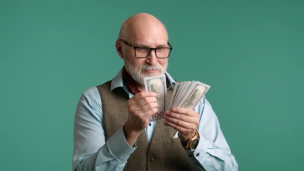 100 Dolarlık Banknotlar Sayan Şık Yaşlı Bir Adam Bir Cep — Stok video