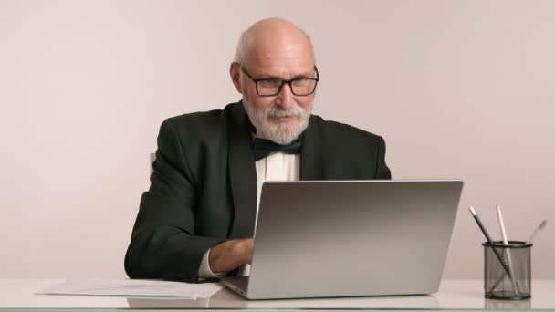 Hombre Mediana Edad Esmoquin Con Pajarita Trabajando Portátil Una Oficina — Vídeos de Stock