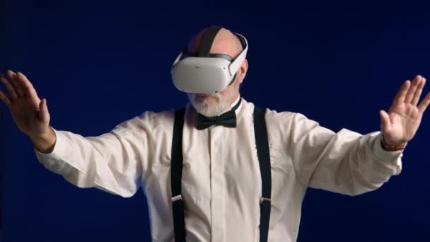 Взрослый Мужчина Играет Виртуальных Очках Одет Белую Рубашку Бабочкой Подтяжками — стоковое видео