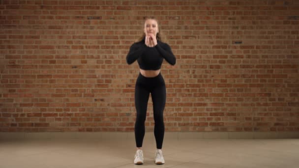 Trainer Effectue Squats Avec Position Étroite Jambe Elle Donne Une — Video