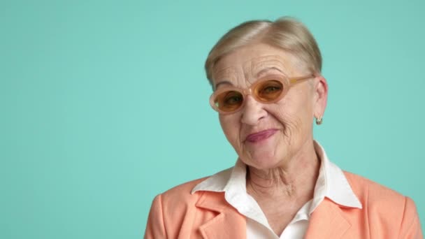 Nice Senior Woman Short Blonde Hair Deep Wrinkles Light Make — Stock Video