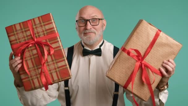 Şen Şakrak Giyinmiş Orta Yaşlı Bir Adam Iki Hediyesini Güzel — Stok video