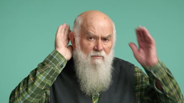 Guapo Abuelo Con Una Gran Barba Gris Escuchando Atentamente Para — Vídeo de stock