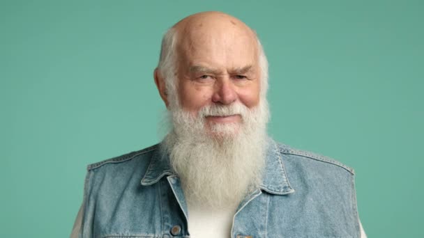 Rentner Jeansärmeln Weißem Shirt Und Mit Großem Grauen Bart Schaut — Stockvideo