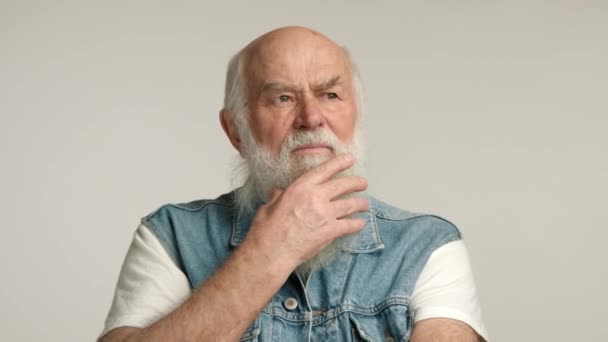 Abuelo Años Edad Para Pensativamente Mirando Distancia Tocando Gran Barba — Vídeos de Stock
