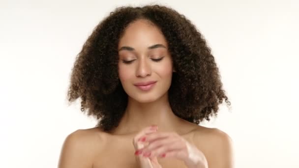 紧贴美丽的女性黑发与非洲卷发 晒黑的皮肤 轻轻运行她的手与红发沿下巴 光滑的脸皮肤 迷人的微笑 高质量的4K镜头 — 图库视频影像