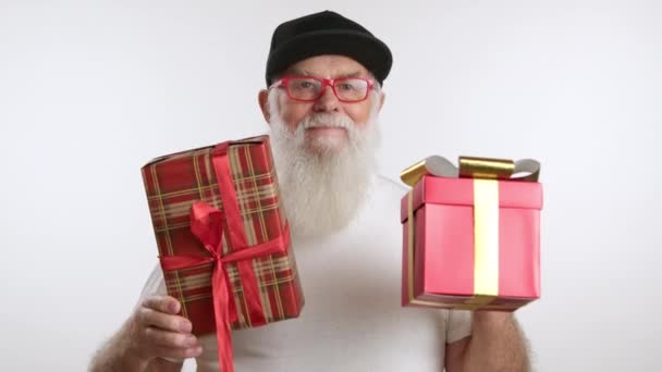 Χαρωπός Παππούς Νεανική Ενδυμασία Προσφέρει Δύο Δώρα Όμορφα Κουτιά Φιόγκους — Αρχείο Βίντεο