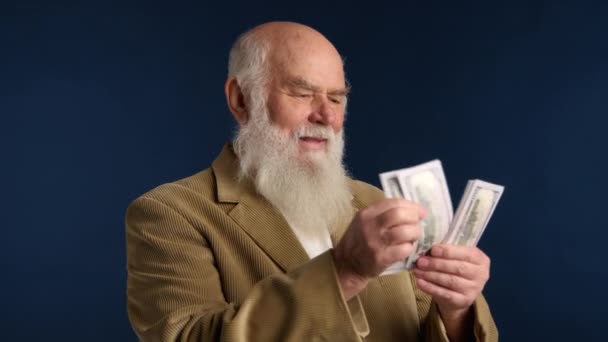 Distinguido Anciano Con Una Hermosa Barba Una Chaqueta Beige Contando — Vídeos de Stock