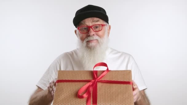 Stylish Grandfather Black Cap Red Glasses Joyfully Lifts Bright Gift — Stock Video