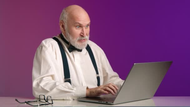 Boze Man Werkt Aan Een Laptop Hij Wordt Boos Wat — Stockvideo