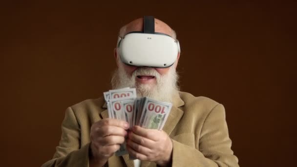 Gözlüklü Mutlu Emekliler Elindeki 100 Dolarlık Banknotları Neşeyle Sayıyor Bir — Stok video