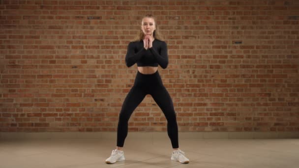 Woman Coach Engaged Sports Brick Wall Background She Performs Exercise — Stock Video