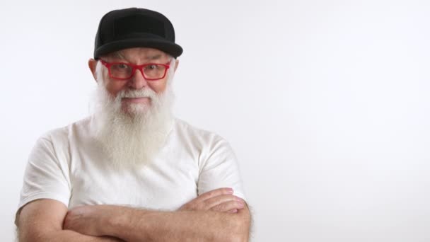 Hombre Viejo Con Barba Gris Posando Juguetonamente Para Cámara Está — Vídeos de Stock