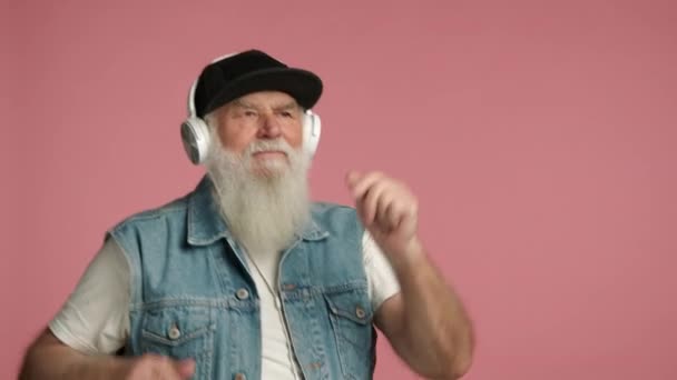 Παππούς Ροζ Φόντο Χορεύει Χαρούμενα Και Χαρούμενα Φοράει Μαύρο Καπέλο — Αρχείο Βίντεο
