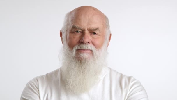 Starszy Przystojny Mężczyzna Pozował Kadrze Dziadek Białą Brodą Białej Koszulce — Wideo stockowe