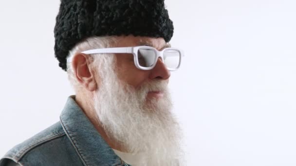 Grand Père Élégant Avec Une Barbe Légère Moustache Pose Heureusement — Video