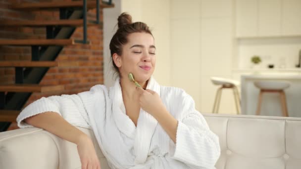 Uma Garota Ambiente Tranquilo Casa Está Fazendo Uma Massagem Facial — Vídeo de Stock