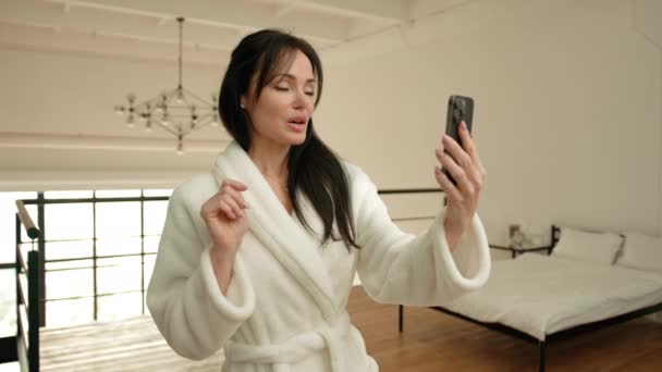 Feliz Morena Meia Idade Conversando Alegremente Videochamada Seu Smartphone Ela — Vídeo de Stock