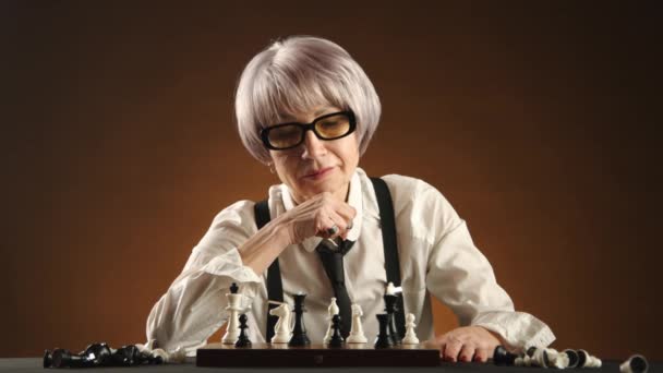 Взрослая Женщина Черных Очках Играет Шахматы Принимает Решение Следующем Шаге — стоковое видео