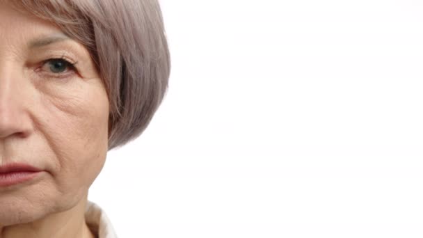 Detailní Záběr Postarší Ženy Půlkou Obličeje Rámu Vyrovnaná Neemotivní Očích — Stock video