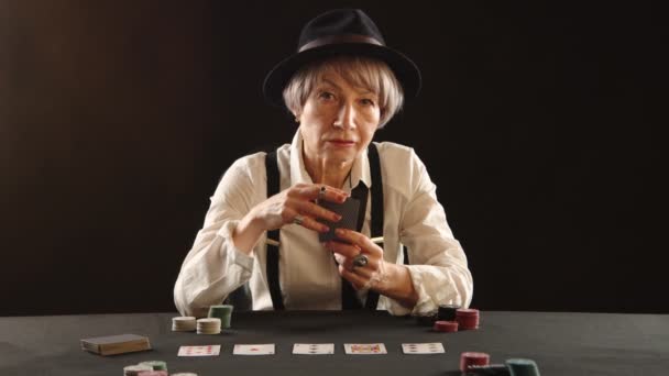 Askılı Siyah Şapkalı Beyaz Gömlekli Haşin Bir Kadın Poker Oynuyor — Stok video